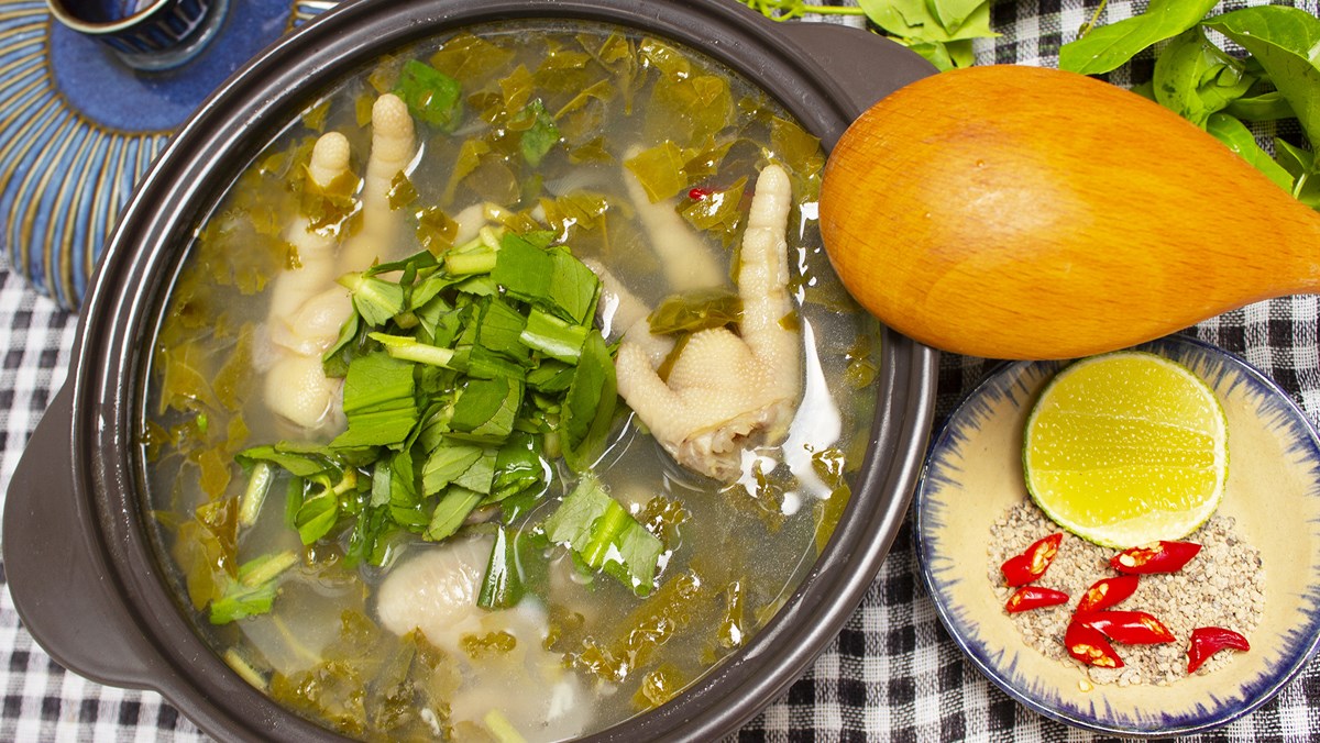 Chicken soup with sour giang leaves