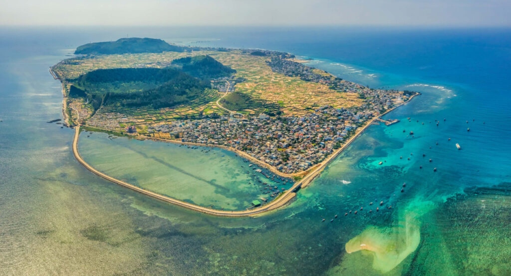 Île de Lý Sơn, un joyau volcanique bordé d'eaux turquoise.
