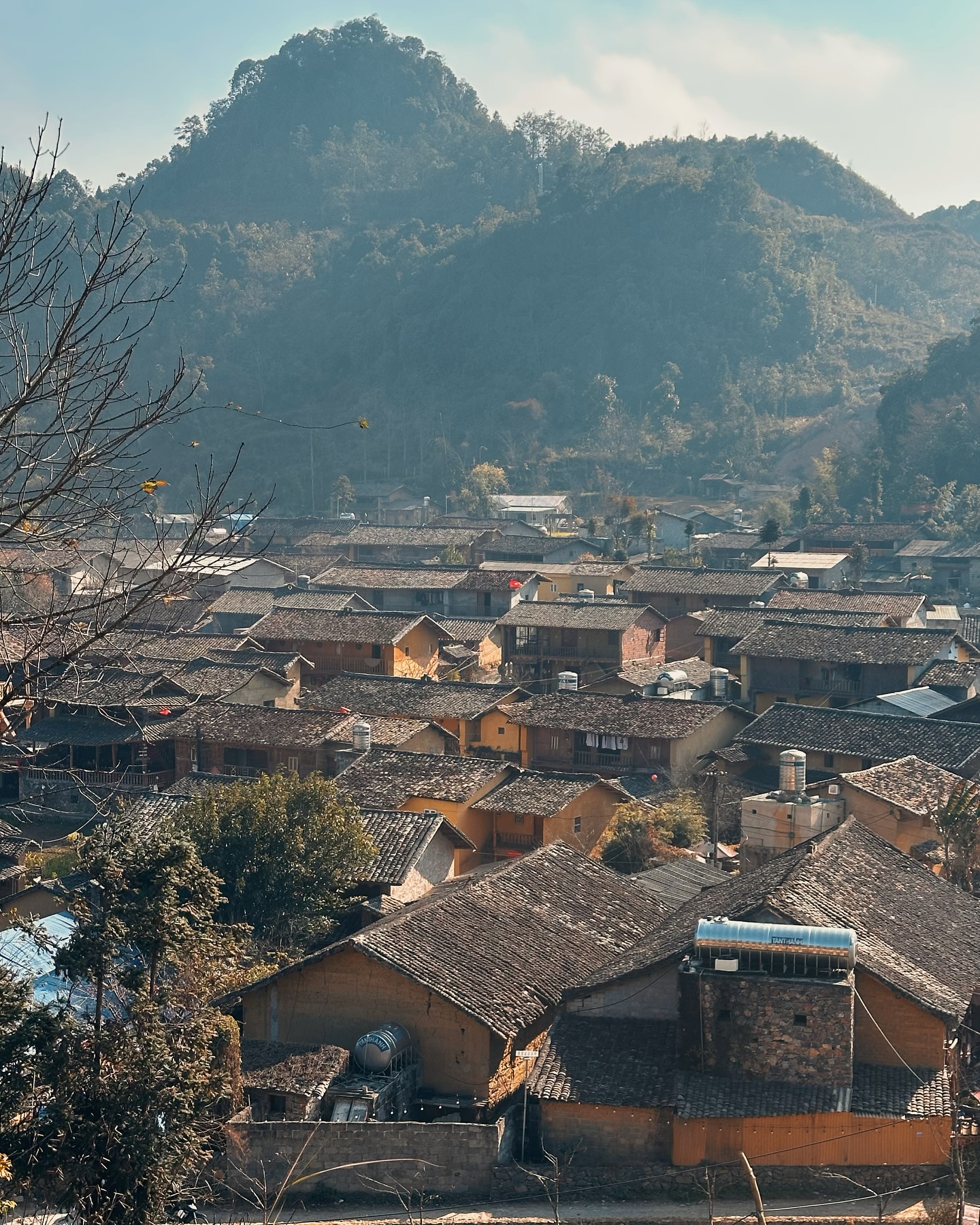Lo Lo Chai village is nestled in the rocky plateau of Ha Giang province