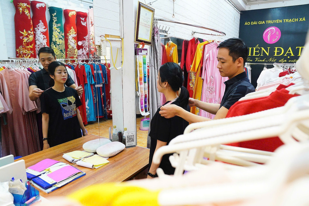 Maîtres tailleurs dans le village de Trach Xa